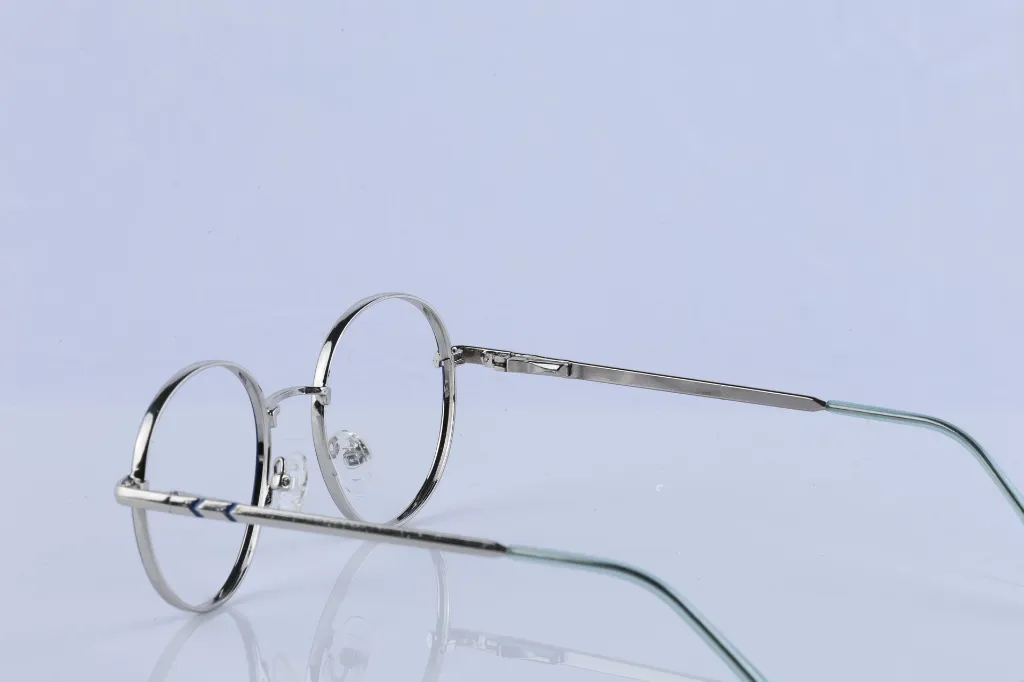 Retro Round High-Shine Metal Frame in Polished Silver