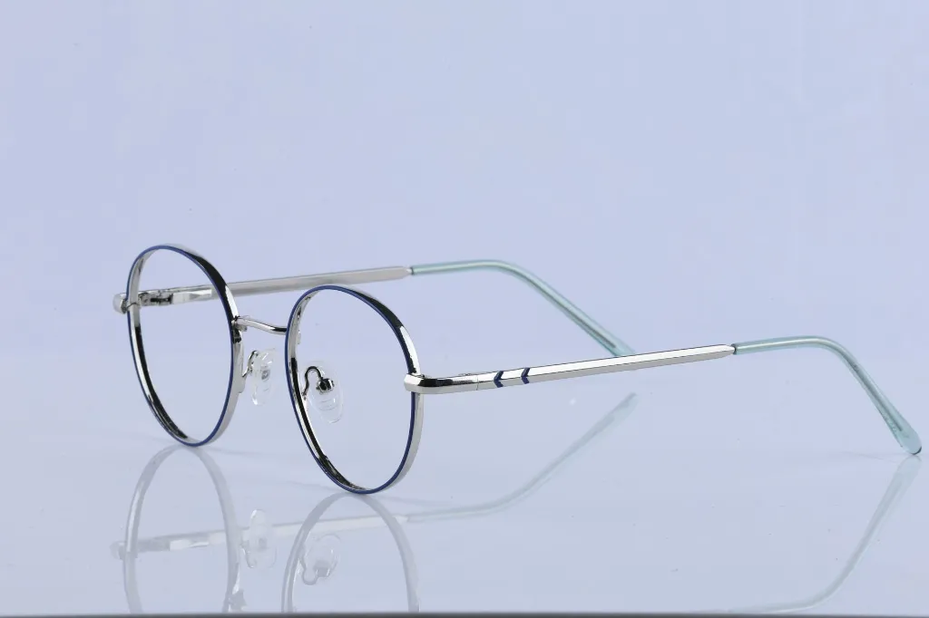 Retro Round High-Shine Metal Frame in Polished Silver