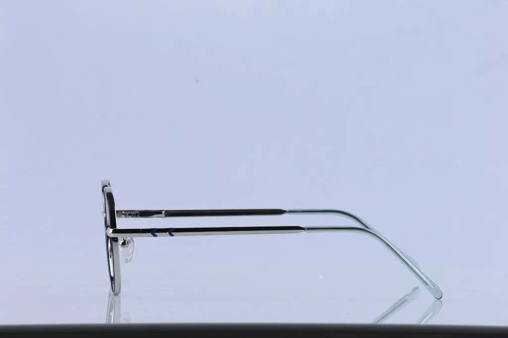 Retro Round High-Shine Metal Frame in Polished Silver